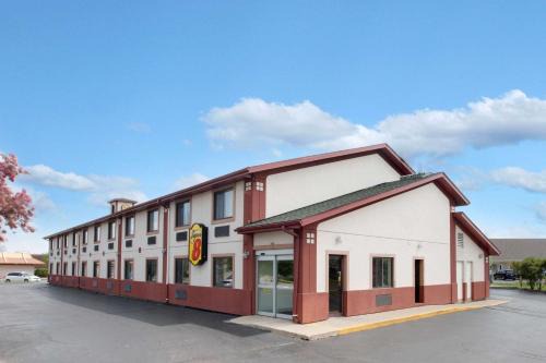 Crystal Lake Hotel | Budget-Friendly Super 8 by Wyndham Crystal Lake Awaits