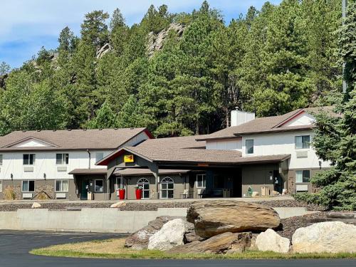 Custer Hotel | Pet-Friendly Getaway at Super 8 Custer/Crazy Horse Area
