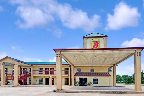 Dallas Hotel | Budget-Friendly Stay at Super 8 by Wyndham Dallas South