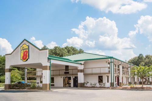Dothan Hotel | Convenient Stay at Super 8 by Wyndham Dothan with Pool