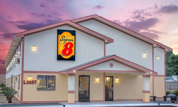 Douglas Hotel | Cozy Stay at Super 8 by Wyndham Douglas with Breakfast & More