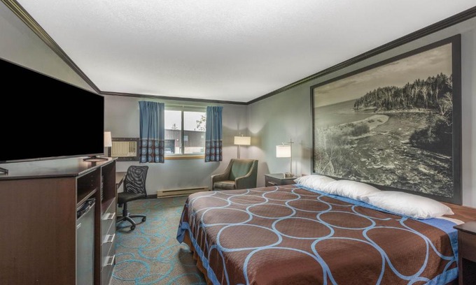 Duluth Hotel | Comfortable Stay at Super 8 by Wyndham Duluth with Hot Tub