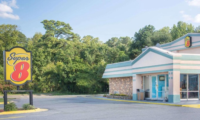 Durham Hotel | Discover Super 8 by Wyndham Durham: Pet-Friendly Comfort