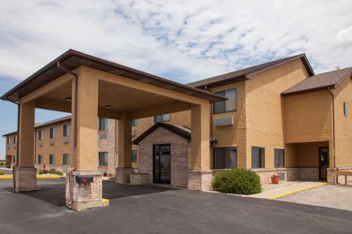 Dwight Hotel | Budget-Friendly Super 8 by Wyndham Dwight with Family Amenities