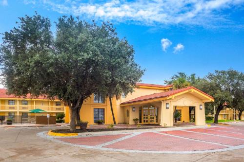 Eagle Pass Hotel | Comfortable Stay at La Quinta Inn with Pool & Breakfast