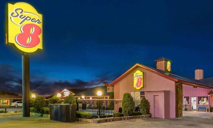 Eastland Hotel | Budget-Friendly Super 8 by Wyndham Eastland with Pool