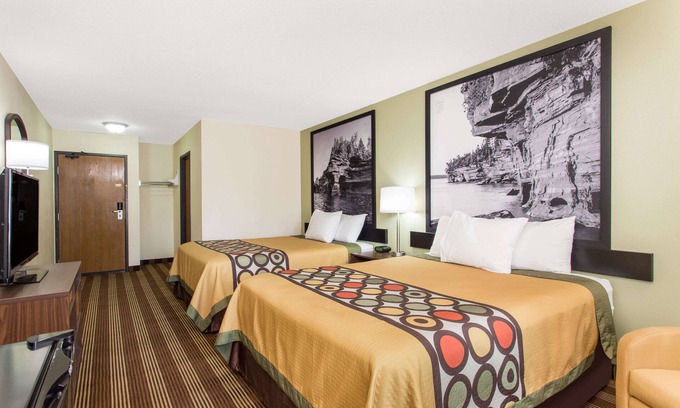 Eau Claire Hotel | Convenient Super 8 by Wyndham Eau Claire I-94 with Breakfast