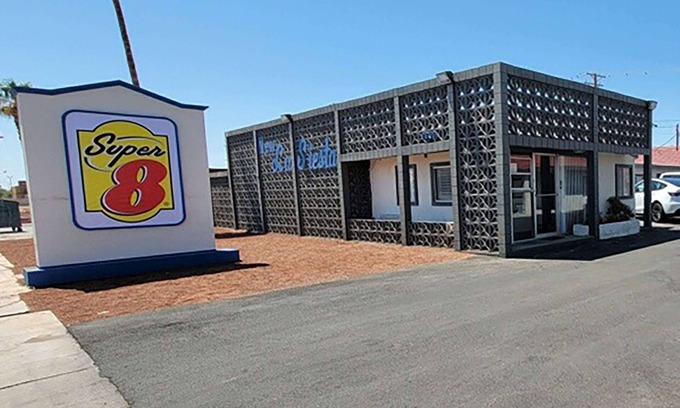 El Centro Hotel | Budget-Friendly Comfort at Super 8 By Wyndham El Centro North