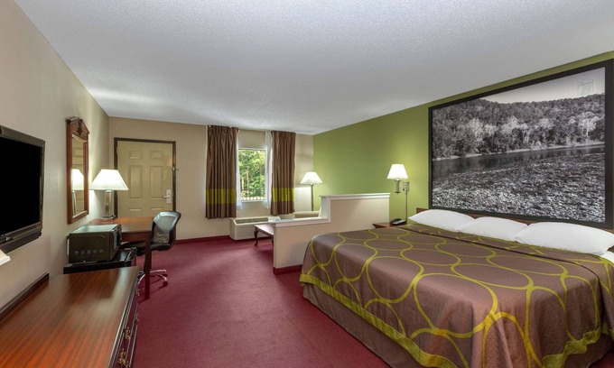 Eureka Springs Hotel | Welcoming Super 8 by Wyndham Eureka Springs with Pool & Spa