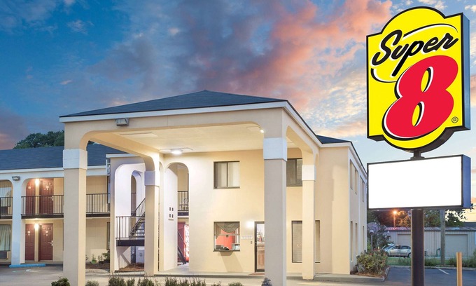 Eufaula Hotel | Budget-Friendly Super 8 by Wyndham Eufaula with Pool & Breakfast