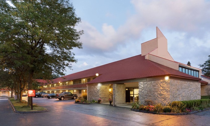 Findlay Hotel | Enjoy Comfort at Super 8 by Wyndham Findlay with Breakfast