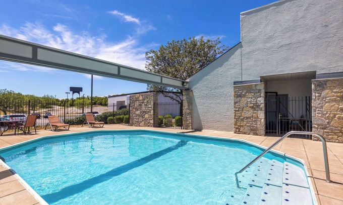 Fort Mitchell Hotel | Comfortable Stay at Super 8 by Wyndham Fort Mitchell