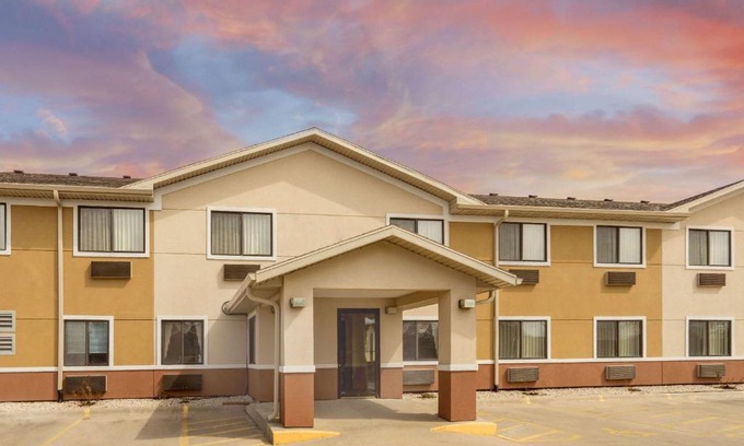 Fond du Lac Hotel | Pet-Friendly Super 8 by Wyndham Fond Du Lac Awaits You