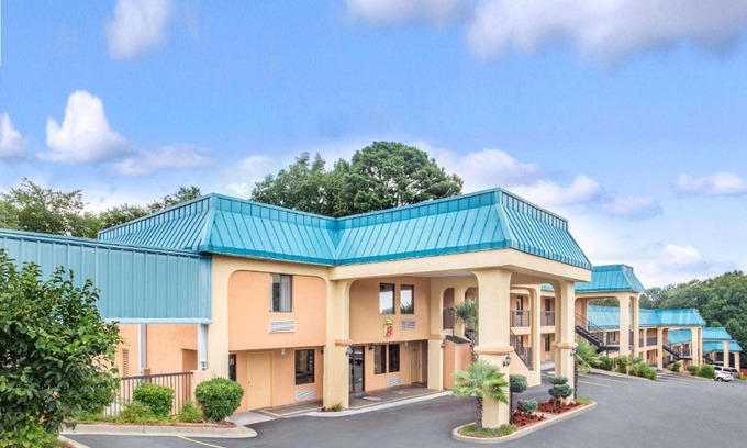 Forest Park Hotel | Comfortable Super 8 by Wyndham with Pet-Friendly Amenities