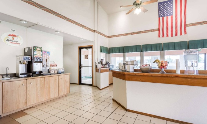 Fruita Hotel | Cozy Super 8 by Wyndham Fruita: Pool & Spa Amenities Await