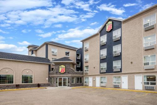 Grande Prairie Hotel | Pet-Friendly Super 8 by Wyndham Grande Prairie with Pool
