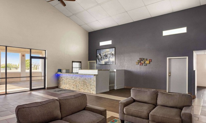 Gainesville Hotel | Comfortable Stay at Super 8 by Wyndham Gainesville TX
