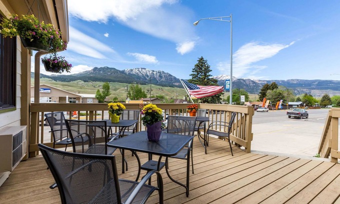 Gardiner Hotel | Comfortable Stay at Super 8 by Wyndham Yellowstone Area