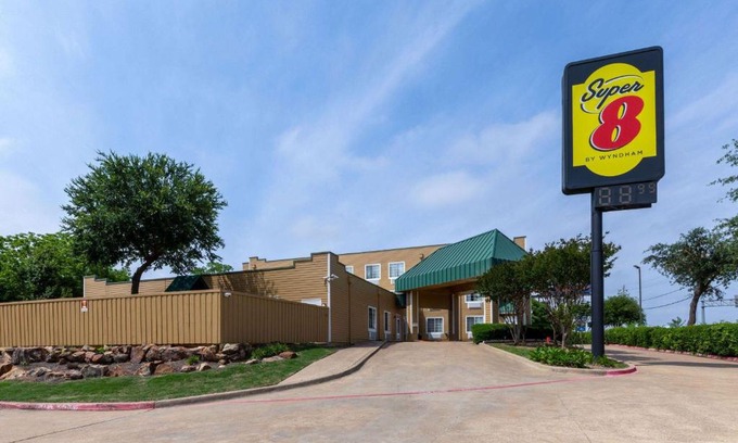 Garland Hotel | Convenient Super 8 by Wyndham Garland Near Dallas Attractions