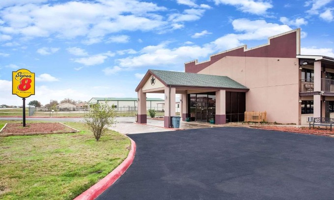 Giddings Hotel | Convenient Stay at Super 8 by Wyndham Giddings
