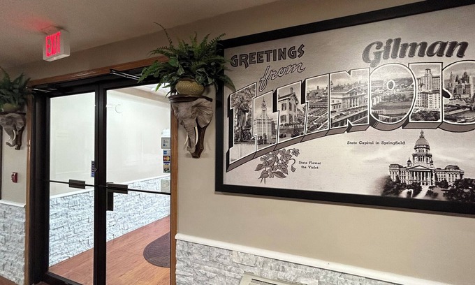 Gilman Hotel | Convenient Stay at Super 8 by Wyndham Gilman with Breakfast