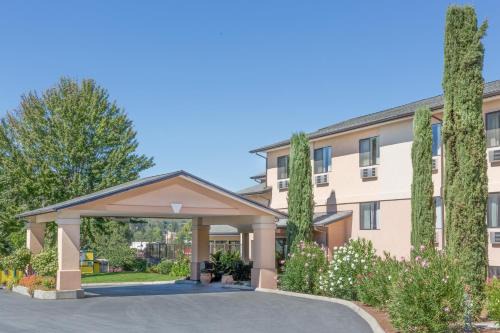 Grants Pass Hotel | Comfortable Stay at Super 8 by Wyndham Grants Pass