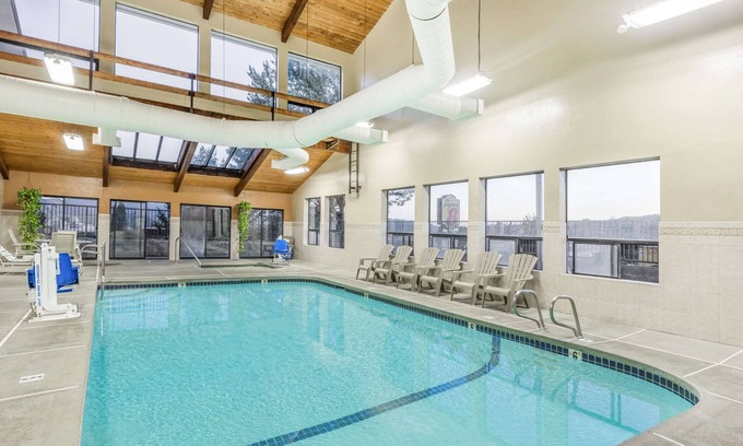 Grants Pass Hotel | Budget-Friendly Super 8 by Wyndham Grants Pass with Pool