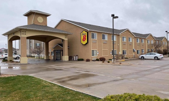 Great Bend Hotel | Budget-Friendly Comfort at Super 8 by Wyndham Great Bend