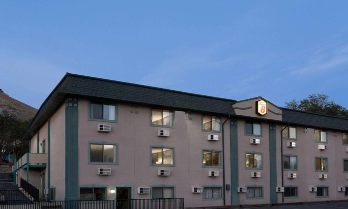 Green River Hotel | Convenient Stay at Super 8 by Wyndham Green River