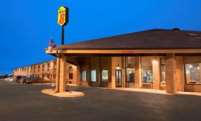 Green Bay Hotel | Pet-Friendly Getaway at Super 8 by Wyndham Green Bay
