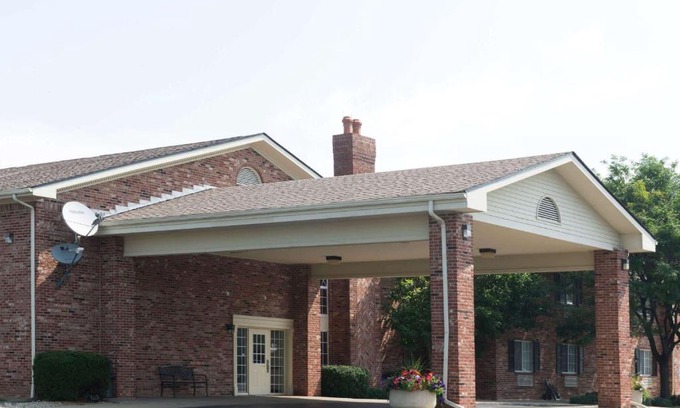 Greenfield Hotel | Comfortable Stay at Super 8 by Wyndham Greenfield