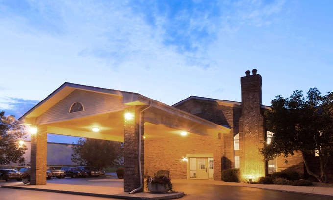 Greenfield Hotel | Guest Favorite: Super 8 by Wyndham Greenfield Getaway