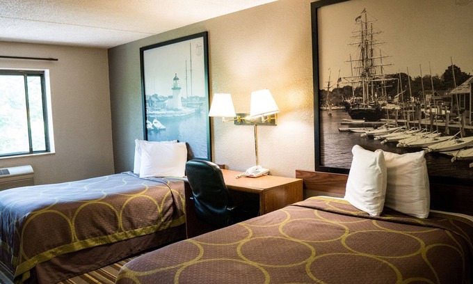 Conning Towers Nautilus Park Hotel | Budget-Friendly Super 8 by Wyndham Groton with Breakfast