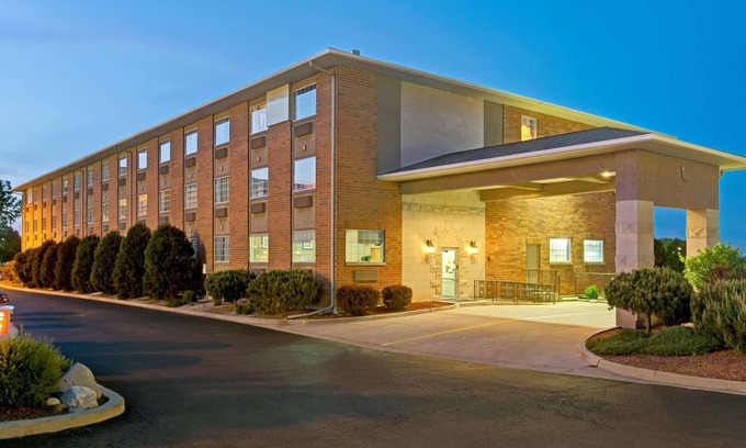 Gurnee Hotel | Comfortable Stay at Super 8 by Wyndham Gurnee with Pool