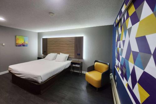 Hayward Hotel | Discover AmeriVu Inn and Suites - Hayward with Pool & Pets