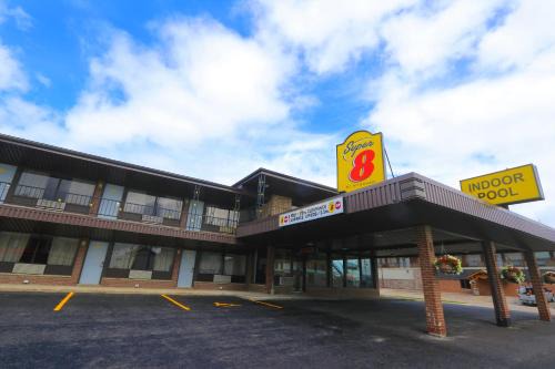 Hearst Hotel | Pet-Friendly Retreat at Super 8 by Wyndham Hearst ON