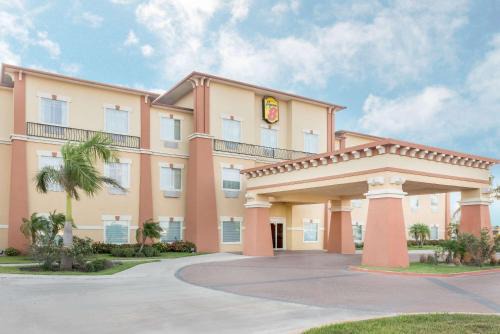 Hidalgo Hotel | Pet-Friendly Super 8 by Wyndham Near La Plaza Mall