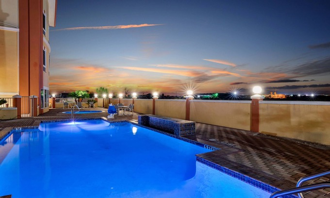 Hidalgo Hotel | Convenient Super 8 by Wyndham Hidalgo with Pool & Spa