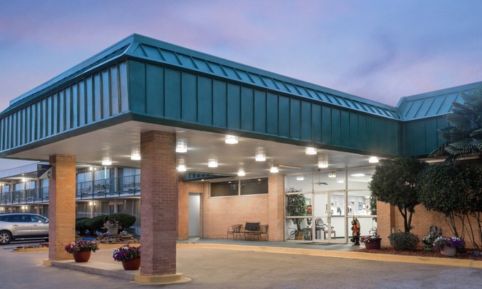 Hope Hotel | Budget-Friendly Super 8 by Wyndham Hope with Great Amenities