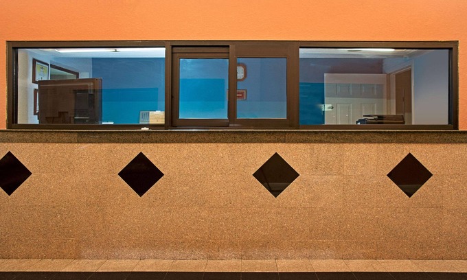 Brookhollow Hotel | Budget-Friendly Stay at Super 8 by Wyndham Houston/Brookhollow NW