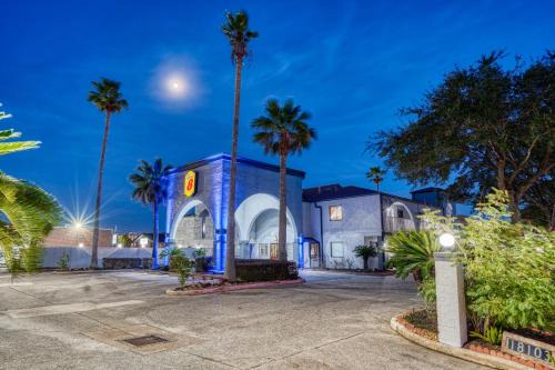 Nassau Bay Hotel | Convenient Stay at Super 8 by Wyndham Houston Webster NASA