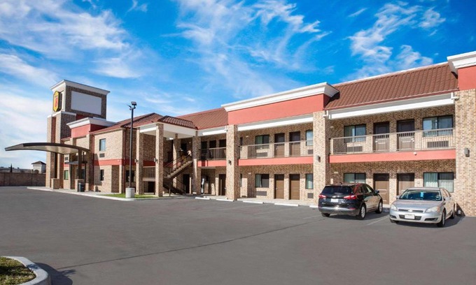 Humble Hotel | Family-Friendly Super 8 by Wyndham Humble with Breakfast