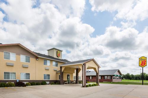 Ida Grove Hotel | Quality Stay at Super 8 by Wyndham Ida Grove with Pool