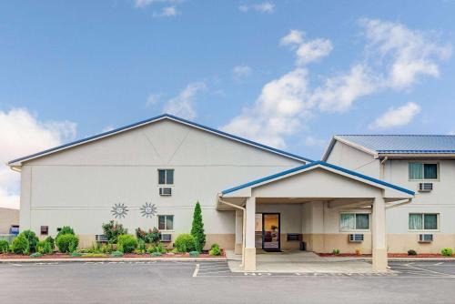 Beech Grove Hotel | Budget-Friendly Super 8 by Wyndham Indianapolis Emerson