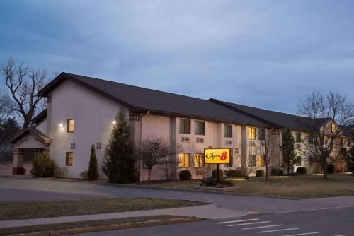Ithaca Hotel | Cozy Super 8 by Wyndham Ithaca: Pet-Friendly Comfort