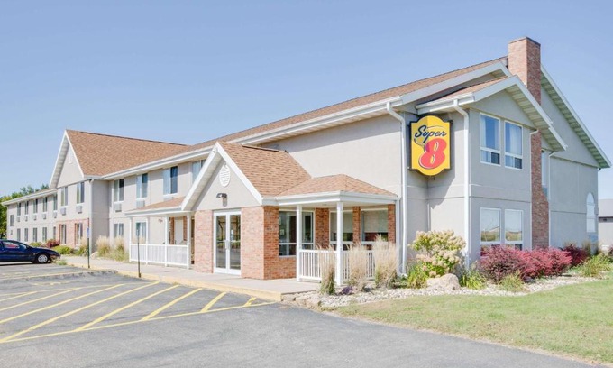 Jackson Hotel | Pet-Friendly Super 8 by Wyndham Jackson MN with Kitchen