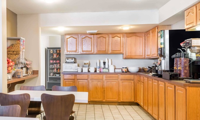 Jasper Hotel | Comfortable Stay at Super 8 by Wyndham Jasper with Pool