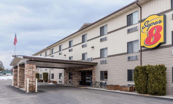 Kalispell Hotel | Convenient Super 8 by Wyndham Kalispell Near Glacier Park