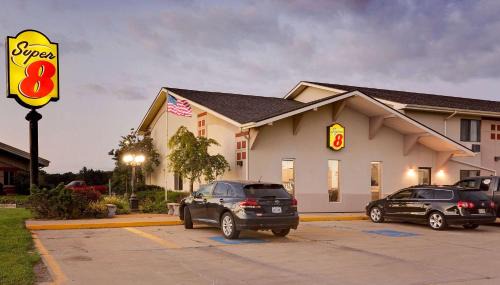 Keokuk Hotel | Comfortable Super 8 by Wyndham Keokuk - Pet Friendly Stay