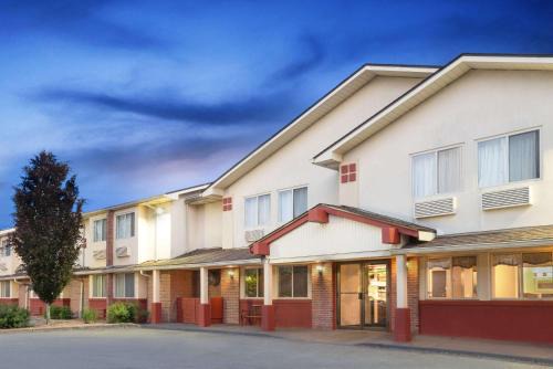 Kingston Hotel | Comfortable Stay at Super 8 by Wyndham Kingston for All